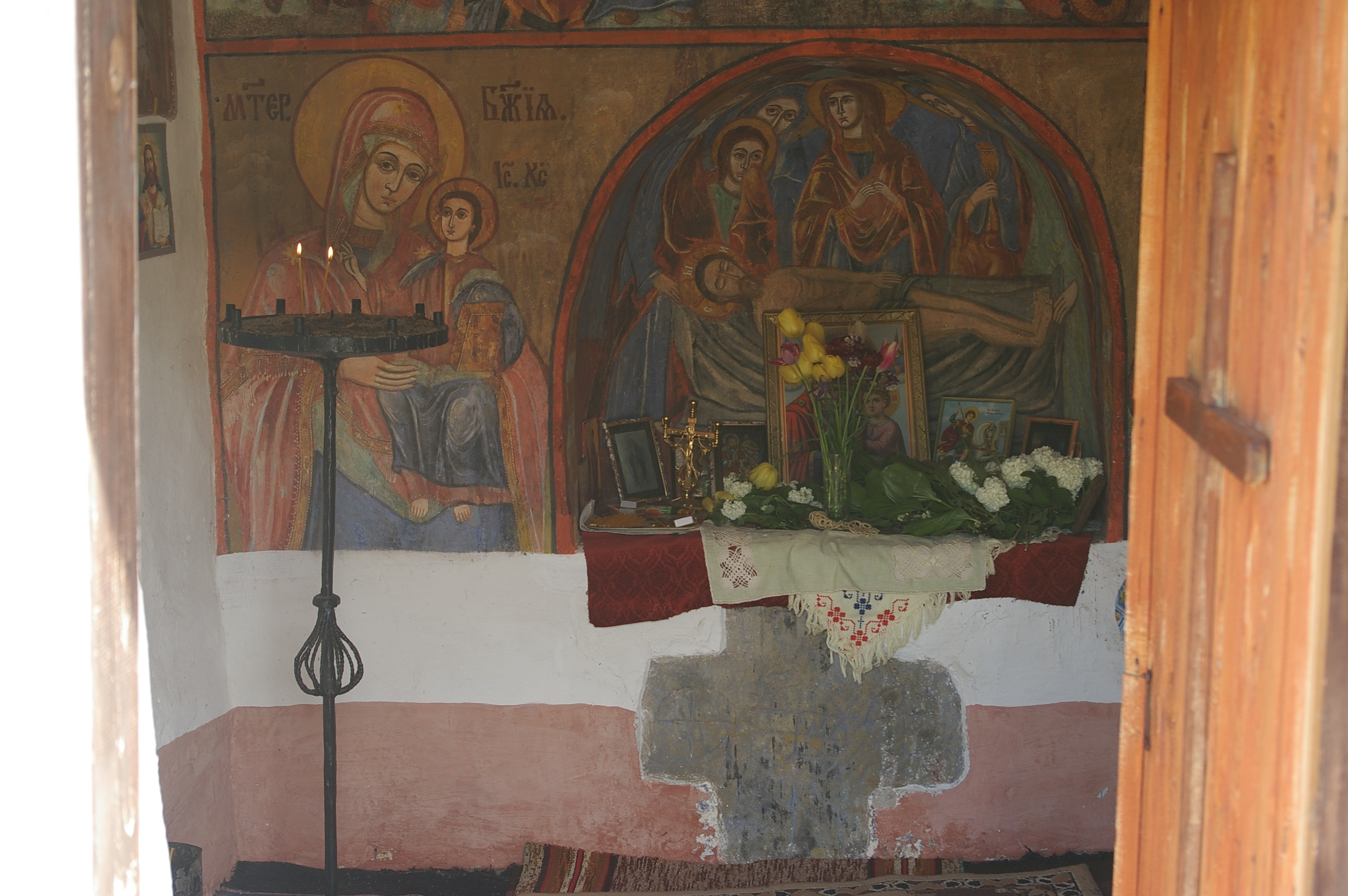 Фигура 13. Вграденият оброчен кръст под олтара на параклиса „Св. Георги“